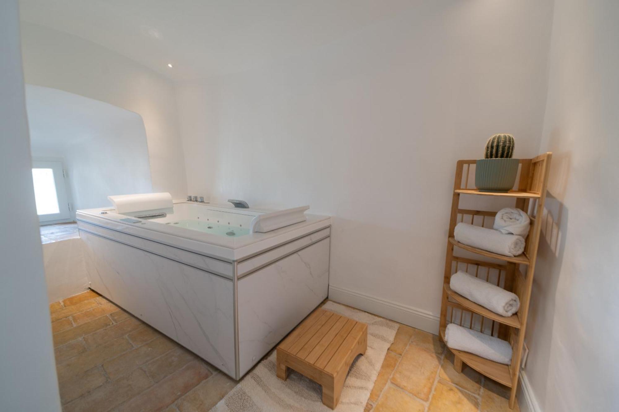 La Tour Des Remparts Bed & Breakfast *